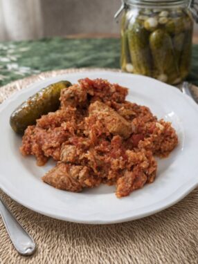 Schab z ryżem duszony w sosie z pomidorów, ziół i białego wina