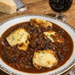 Wolno gotowane policzki wołowe w piwie porter z knedlami na maślance i parmezanie