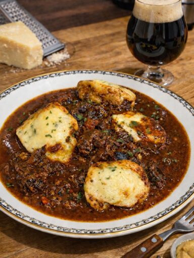 Wolno gotowane policzki wołowe w piwie porter z knedlami na maślance i parmezanie