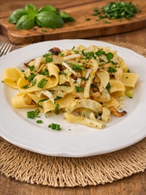 Pappardelle z chrupiącym koprem włoskim i świeżymi ziołami