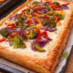 Tarta na cieście francuskim z ricottą i świeżymi warzywami