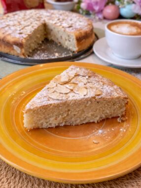 Wilgotne ciasto włoskie z ricottą i migdałami