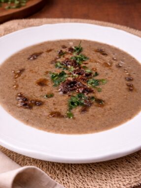 Wykwintna kremowa zupa grzybowa z brandy i palonym masłem