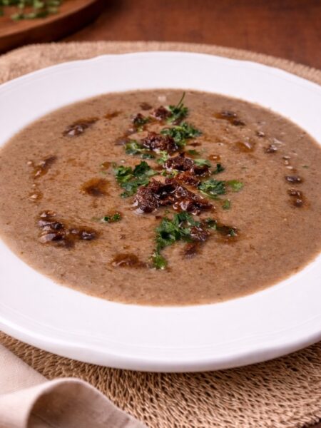 Wykwintna kremowa zupa grzybowa z brandy i palonym masłem