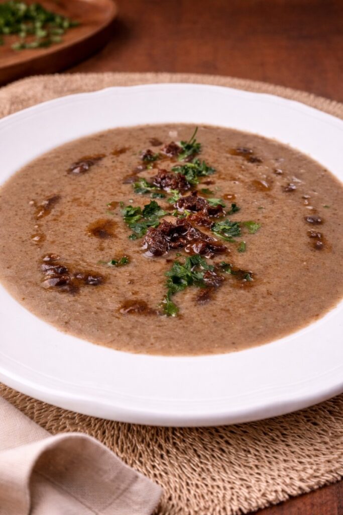 Wykwintna kremowa zupa grzybowa z brandy i palonym masłem