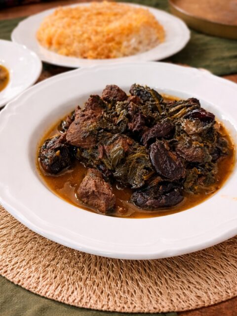 Khoresh Aloo Esfenaj perski gulasz