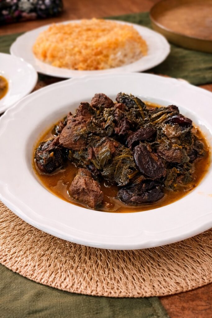 Khoresh Aloo Esfenaj perski gulasz