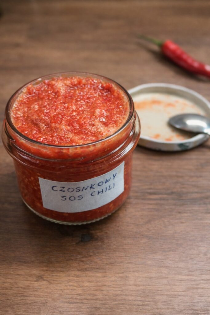 Domowy sos chili czosnkowy
