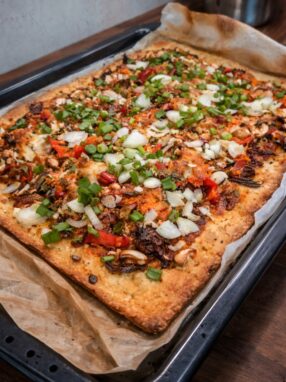 Pizza z szarpanym kurczakiem i orzechami nerkowca