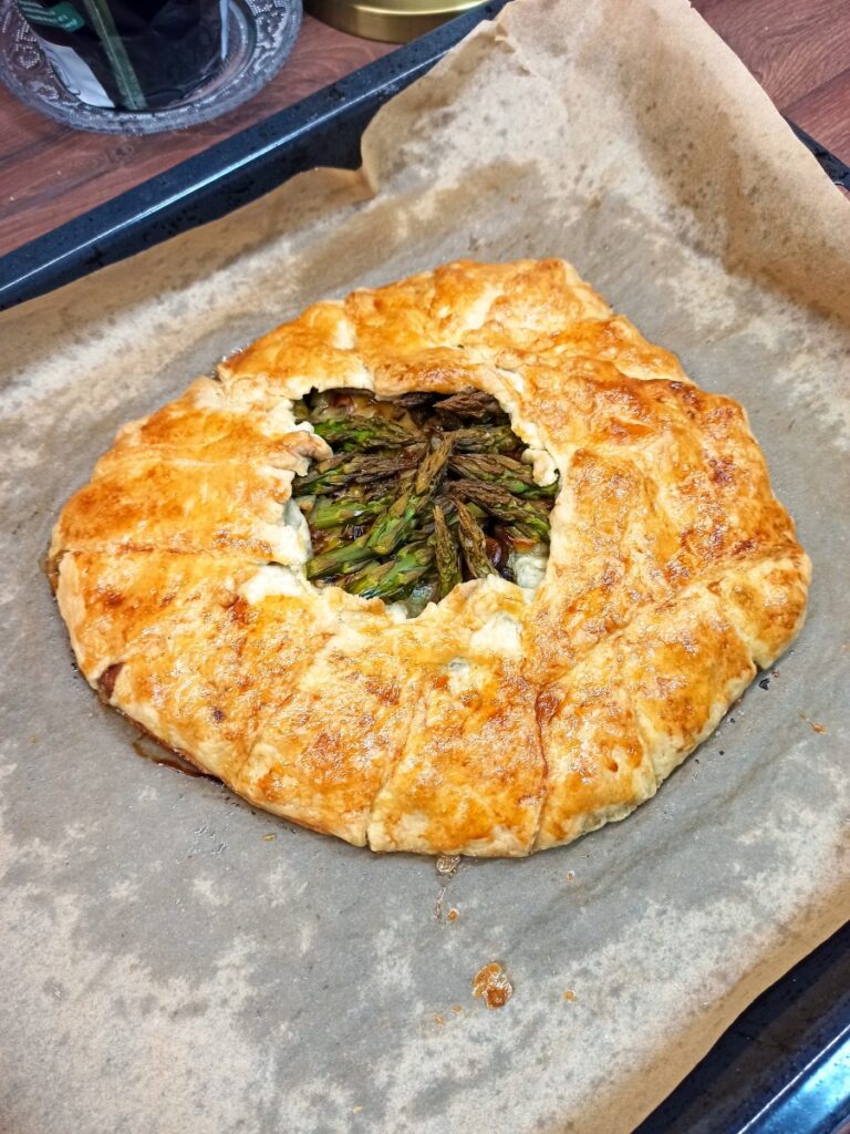 Wiosenna galette (tarta) ze szparagami