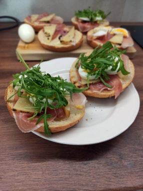Kanapki z prosciutto, serem owczym, jajkiem i rukolą