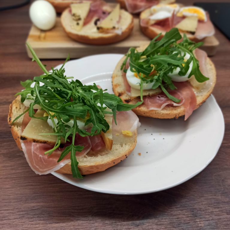Kanapki z prosciutto, serem owczym, jajkiem i rukolą