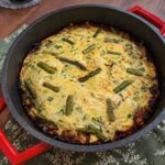 Quiche jajeczna ze szparagami, boczkiem i chrupiącymi plackami ziemniaczanymi