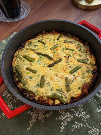 Quiche jajeczna ze szparagami, boczkiem i chrupiącymi plackami ziemniaczanymi