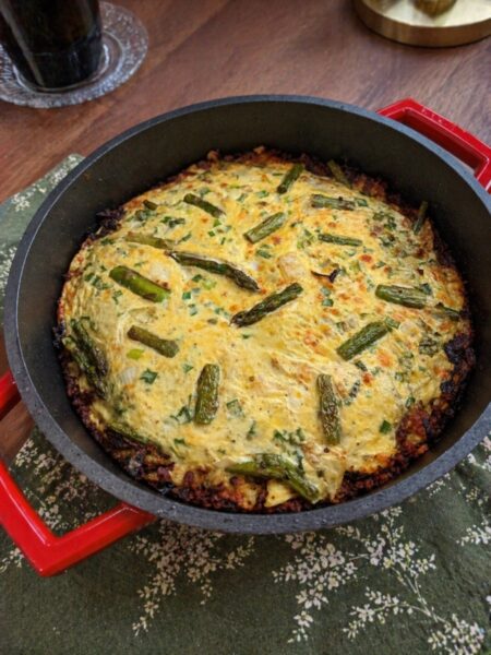 Quiche jajeczna ze szparagami, boczkiem i chrupiącymi plackami ziemniaczanymi