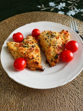 Cheddarowe pieczone trójkąty (scones) z szynką