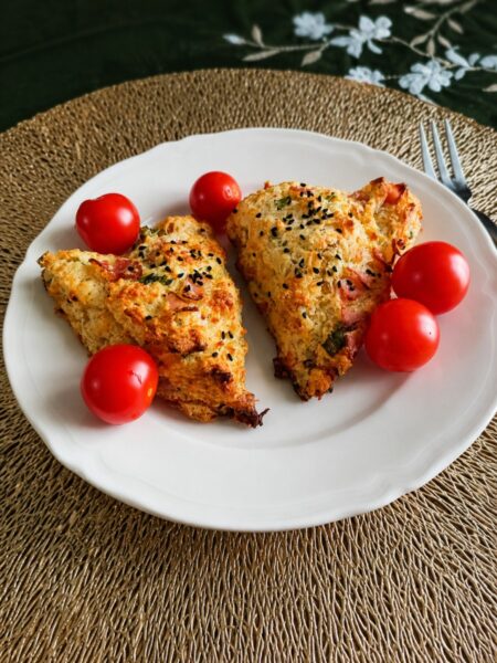 Cheddarowe pieczone trójkąty (scones) z szynką