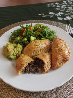Pieczone pierożki empanadas z dobrze przyprawioną wołowiną