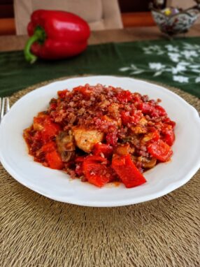 Łatwy kurczak cacciatore w papryce i pomidorach