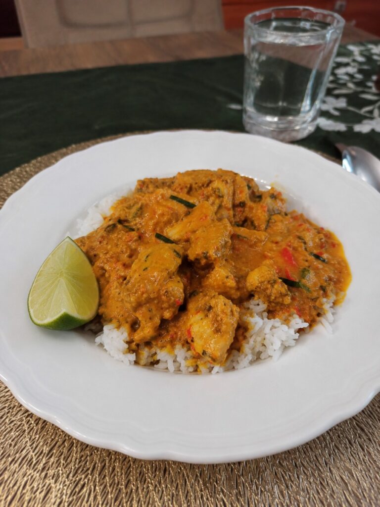 Kurczak curry z liśćmi limonki kaffir (Ayam Limau Purut)