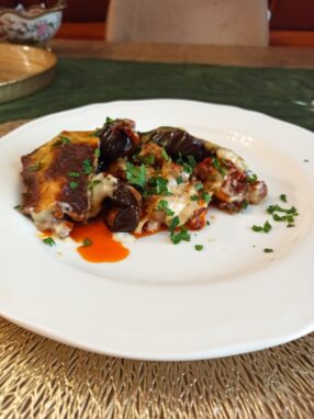 Musaka (moussaka) – grecka zapiekanka z bakłażana i mielonej jagnięciny