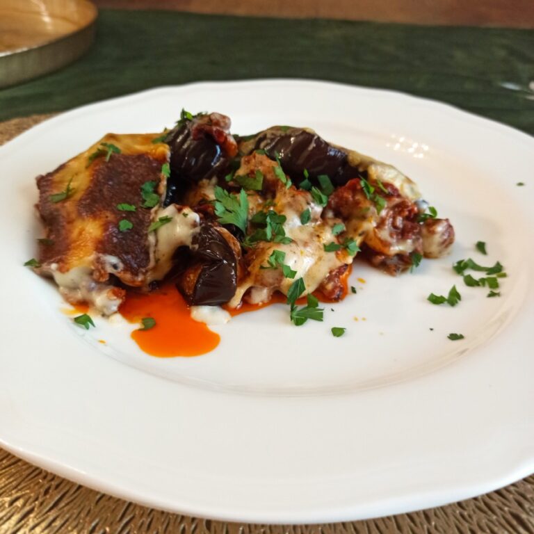 Musaka (moussaka) – grecka zapiekanka z bakłażana i mielonej jagnięciny