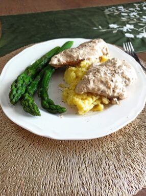Piersi z kurczaka au poivre (z pieprzem) z zielonymi szparagami i purée z ziemniaków