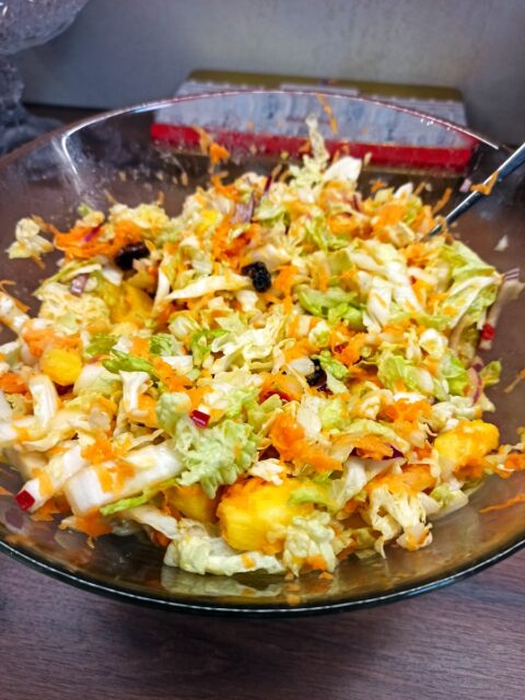 Surówka coleslaw po karaibsku z ananasem i rodzynkami