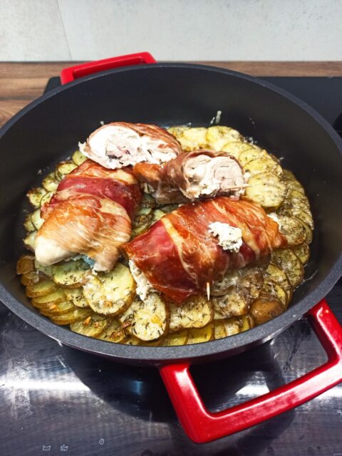 Roladki drobiowe pieczone z prosciutto, ricottą i plastrami ziemniaków