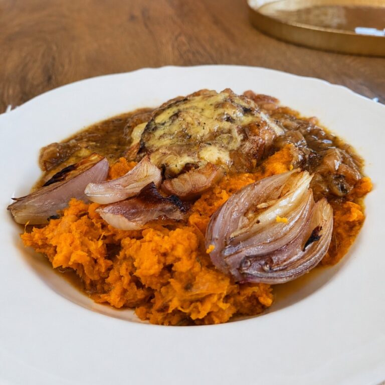 Udka z kurczaka z karmelizowaną cebulą, serem Gruyère i purée z pieczonych batatów