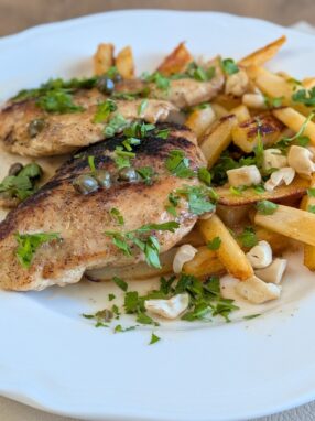 Piccata z kurczaka w sosie cytrynowym z kaparami i karmelizowanymi korzeniami pietruszki