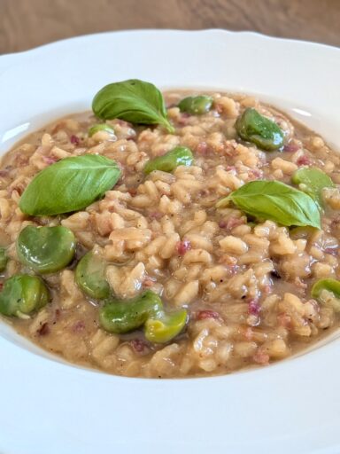 Risotto z bobem, boczkiem i parmezanem