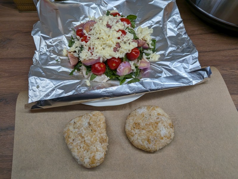 ryba i onigiri przed grillowaniem