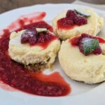 Pieczone serniczki z malinami i miętą na pistacjowym spodzie