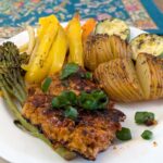 Kotlety z łososia z pastą harissa i skórką pomarańczową