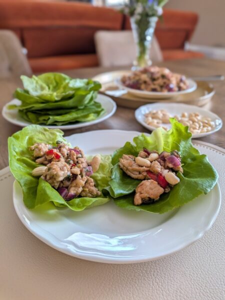 Zawiniątka z sałaty z kurczakiem po tajsku (larb gai)