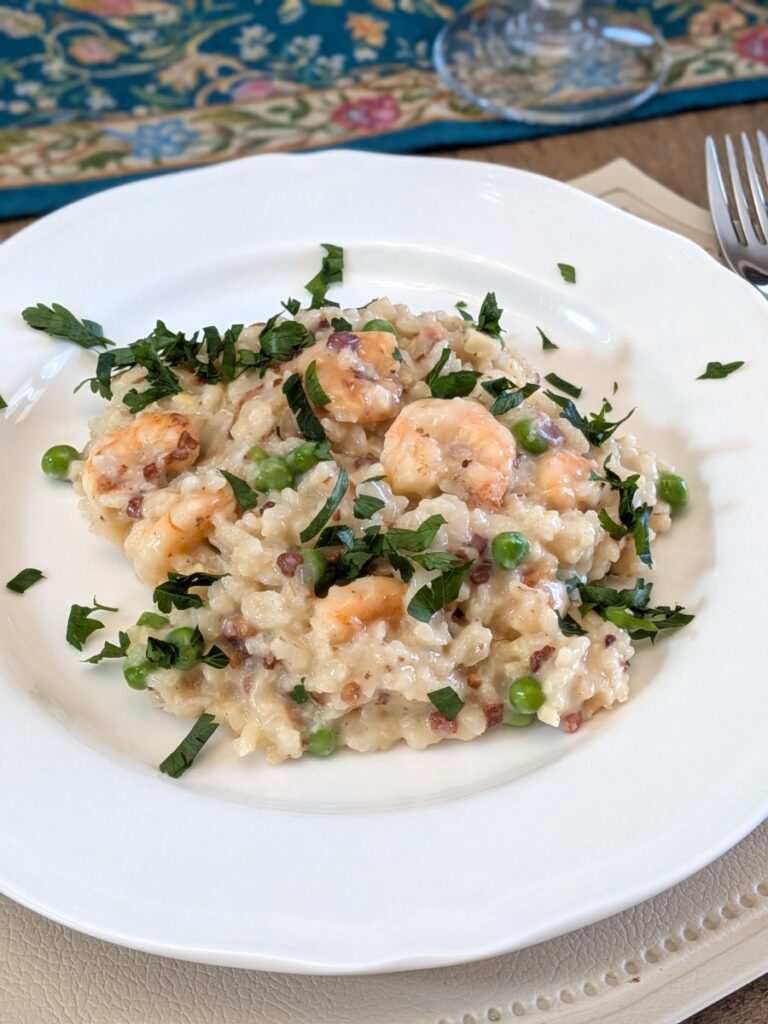 Risotto z ryżowaru z krewetkami, boczkiem i groszkiem oraz nutą cytryny