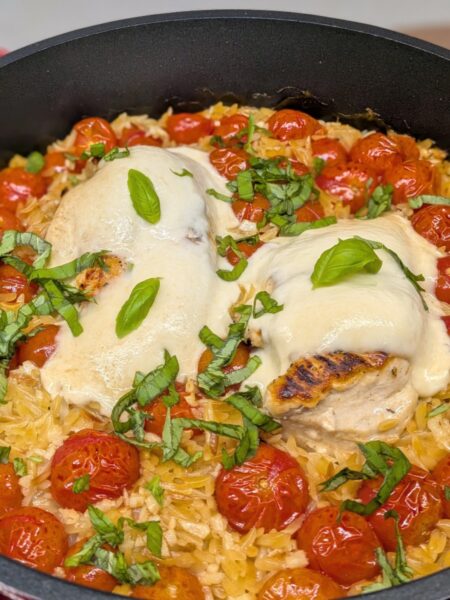 Piersi z kurczaka pieczone na makaronie orzo z mozzarellą i pomidorkami koktajlowymi