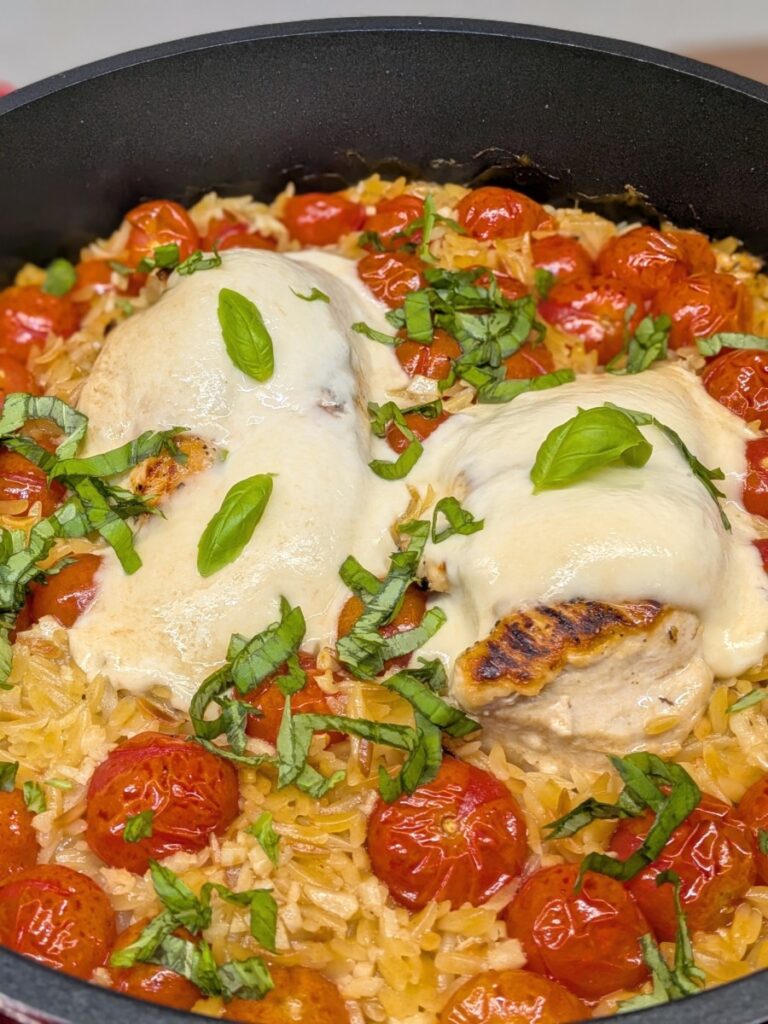 Piersi z kurczaka pieczone na makaronie orzo z mozzarellą i pomidorkami koktajlowymi