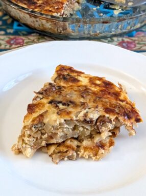 Quiche (tarta) z kurkami, serem gruyère i karmelizowaną cebulą