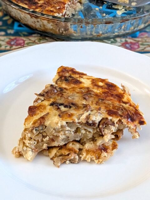 Quiche (tarta) z kurkami, serem gruyère i karmelizowaną cebulą
