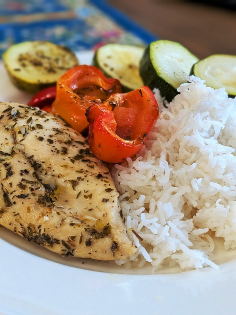 Pieczone piersi z kurczaka w marynacie ziołowo-cytrynowej