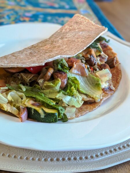 Wegetariańska, ale pikantna quesadilla z serem i chrupiącą sałatą