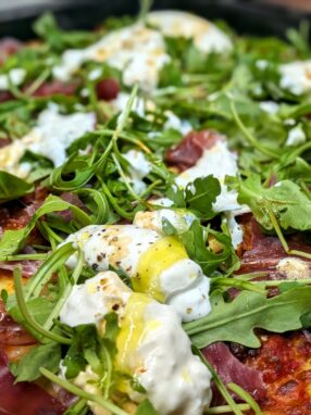 Domowa focaccia pomidorowa z burratą, rukolą i prosciutto