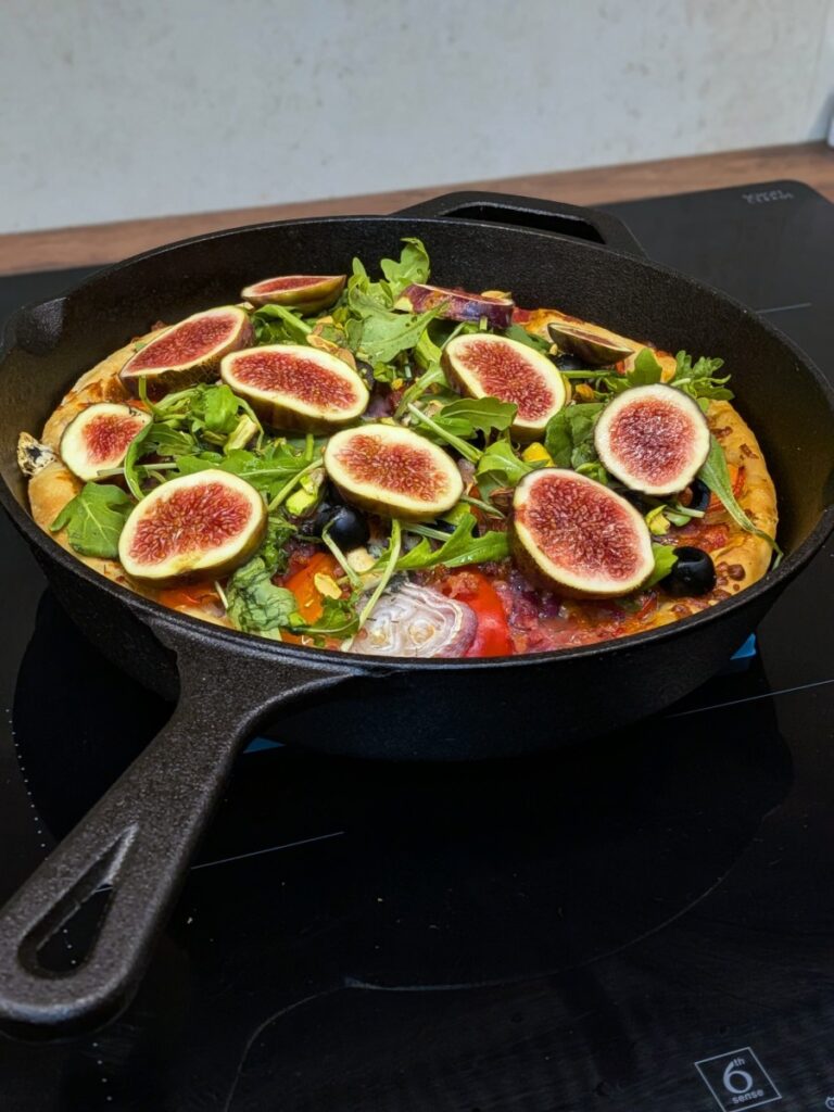 Najlepsza pizza domowa (pieczona w patelni żeliwnej)