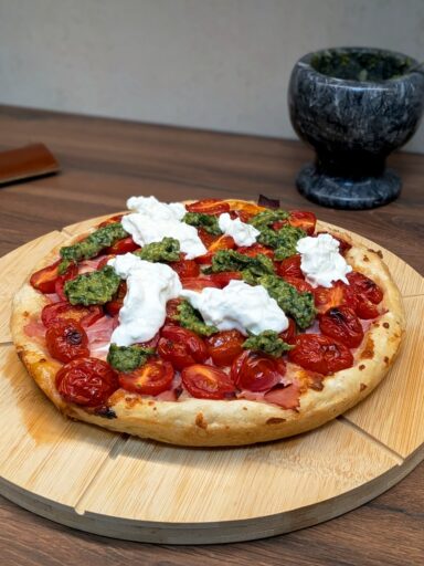 pizza z prosciutto, pomidorkami, pesto bazyliowym i serem stracciatella